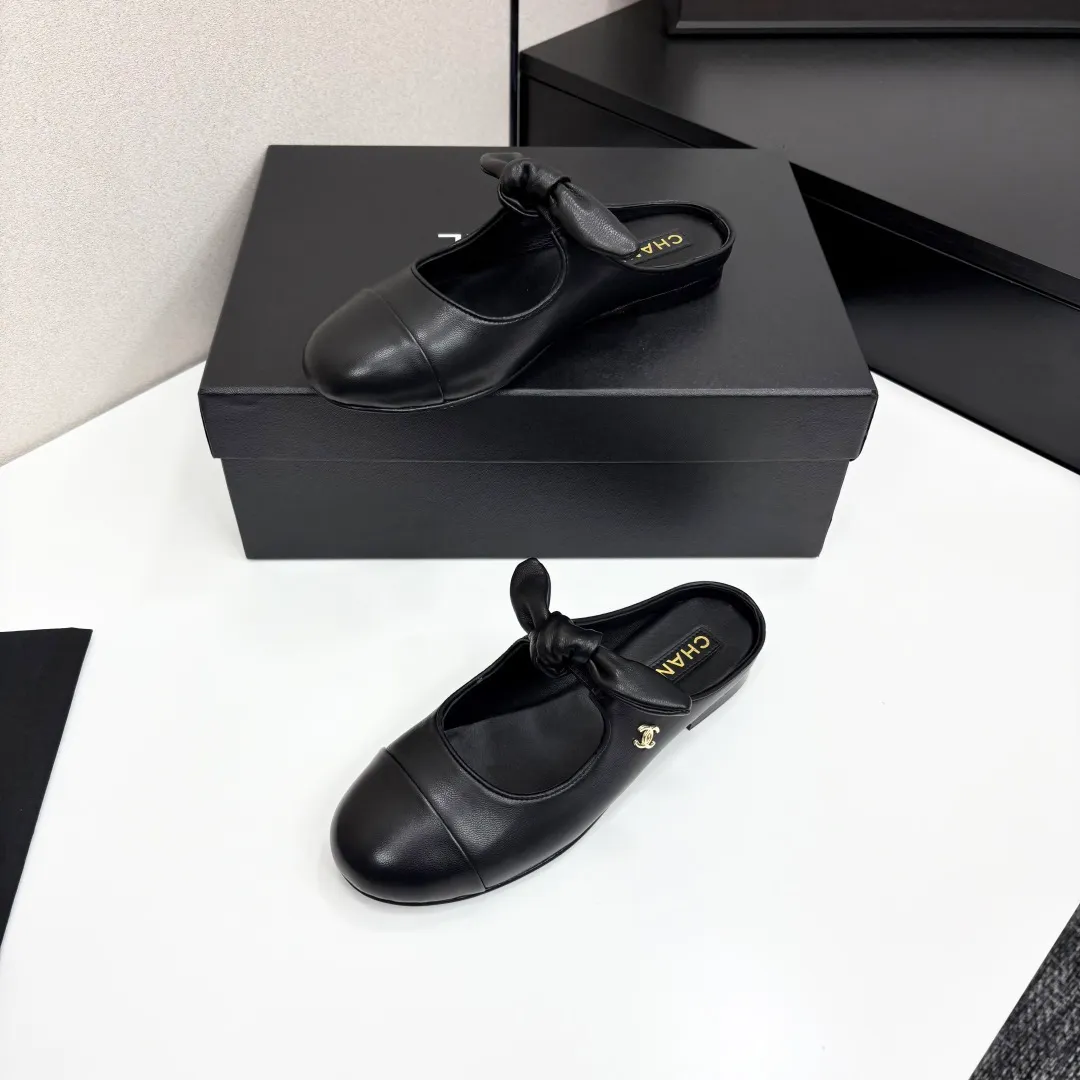 👟👟Ex-factory price 480👟👟 Chanel 25C Early Spring Mary Jane Shoes Series This season’s shoes are all great! The pure black Mary Jane is very comfortable on the feet and the upper leather is also very soft, so you don’t have to worry about rubbing your feet. The bunny ears are also very cute, and the black and white color matching and black fabric cover are very nice. Upper cowhide, inner sheepskin, genuine leather outsole Size: 35-39 40/41 Customized, non-refundable and non-exchangeable